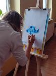 Dziewczyna maluje